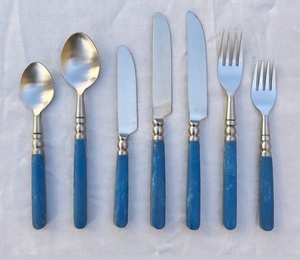 Juego de Cubiertos Estilo Americano de Acero Inoxidable 18/8 con Mango de Resina, Vajilla, Cubertería, Regalos para el Hogar y Estilo Rústico - Product Image 4