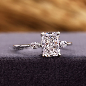 Radiant Cut Lab Grown Diamond Anillo de compromiso de tres piedras Side Marquise Diamond IGI Certified Platinum Wedding Band White Trendy - Product Image 5