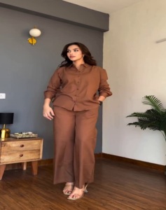 ชุดลำลองสำหรับสาวๆ สไตล์เก๋ เสื้อคอวีแขนยาวพร้อมกางเกง จากอินเดีย ดีไซน์สีตัดต่อแบบเรียบง่าย เป็นที่ต้องการอย่างมาก - Product Image 1