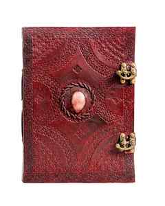 Journal en cuir rouge avec serrure à pierres précieuses |   Carnet d'écriture fait main |   Journal de voyage vintage |   Cadeau en cuir gaufré pour écrivains - Product Image 4