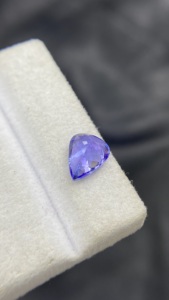 Pierre précieuse naturelle certifiée Tanzanite taille poire avec excellente couleur et lustre, Zoisite naturelle 1,96 carat, clarté loupe, pierre brute - Product Image 6