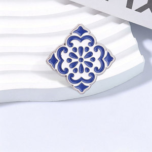 Épinglette en métal motif carreaux azulejo portugais bleus et blancs, broche traditionnelle ibérique en céramique émaillée - Product Image 5