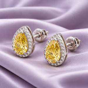 Élégantes boucles d'oreilles en or jaune 18 carats avec diamant de laboratoire taille poire, pierre centrale de 2 carats, diamants latéraux de 0,6 carat, poids de l'or 3,5 g |   Certifié IGI - Product Image 1