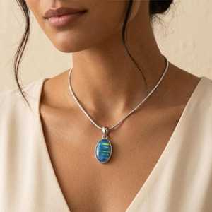 NIKHIL GEMS Élégant Pendentif Ovale en Opale Noire Naturelle Argent Sterling 925 Effet Feu Bleu Vert Vintage Cadeau de Fiançailles pour Elle Troisième - Product Image 1