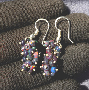 Pendientes de Ópalo Welo Etíope con Cuentas, Oro de 14K con Fuego Arcoíris - Product Image 3