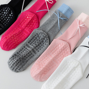 Chaussettes de yoga antidérapantes avec logo personnalisé, longueur cheville, en coton et fibre de bambou, couleur unie, pour adultes, à porter au printemps - Product Image 1