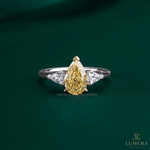 Bague de fiançailles élégante et raffinée en or plaqué 9K-18K avec diamant de laboratoire jaune taille poire et pierres latérales en moissanite taille poire |   IGI - Product Image 1