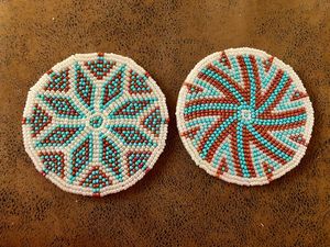 Sous-verre rond en perles fait main, motif géométrique multicolore, réutilisable, style classique - Product Image 2