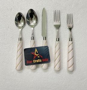 Ensemble de couverts en acier inoxydable avec cuillère, couteau et fourchette, 5 pièces, manche en résine, parfait pour la cuisine et la table - Product Image 1