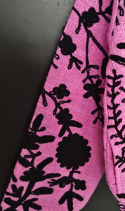 Superbe veste d'hiver matelassée en coton rose vintage brodée à la main, motifs floraux audacieux en broderie noire, inspiration cachemireuse complexe - Product Image 5