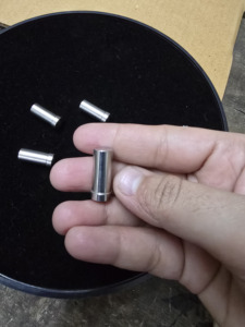 Pasador cilíndrico de latón de alta precisión, pasador roscado mecanizado por CNC con capacidad de perforación - Product Image 5