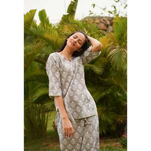 Ensemble de pyjama pour femmes Cloud Gray Tulip Tales avec masque facial - Product Image 2