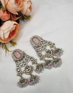 Boucles d'oreilles pendantes Jhumki ethniques en cristal taillé radiant, bijoux de créateur pour femmes, pour mariage et occasions festives, vente en gros - Product Image 4