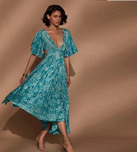 Robe longue maxi pour femme à col en V profond avec nœud à nouer dans le dos, imprimé floral, style bohème fluide, avec manches volantées, assortiment varié - Product Image 1