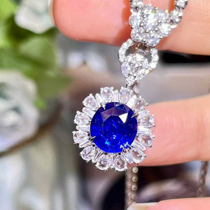 Magnífico Anillo de Zafiro Azul Real Natural de Sri Lanka de 3.64ct con Engaste de Oro de 18K Adornado con 41 Diamantes Blancos Brillantes - Product Image 4