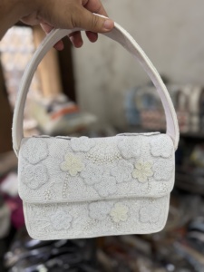 Bolso de noche floral blanco hecho a mano con cuentas, cierre de solapa y correa para el hombro, elegante bolso de mano para fiestas de Guru Kirpa Export House - Product Image 1