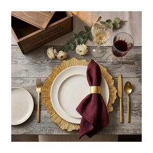 Assiette de service en métal doré de luxe, forme florale, idéale pour recevoir les invités lors de fêtes et de rassemblements, fabriquée à la main en Inde - Product Image 6
