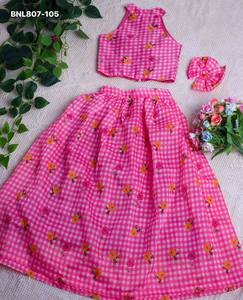 Conjunto elegante de falda y top Mal Chanderi con estampado de cuadros y flores dispersas, listo para usar, con lazo en la espalda, proveedor de la India. - Product Image 6