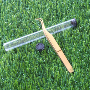 Pinzas de volumen o aislamiento con punta angulada diseñadas específicamente para proporcionar una mejor visibilidad y acceso a las pestañas naturales. - Product Image 1