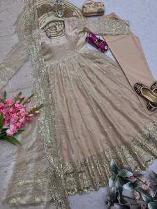 Ensemble Anarkali en soie beige avec dupatta, tenue traditionnelle indienne et pakistanaise pour femme, longueur ras du sol, pour mariage, coupe ample et extensible - Product Image 5