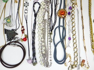 Precios Increíbles, Calidad Excepcional, Lote Surtido de 50 Artículos, Estilo Casual, Cadenas Chinas, Collares de Moda de Segunda Mano para Mujer - Product Image 5