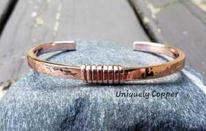 Bracelet manchette en cuivre fait main, finition martelée rustique, design enroulé de fil, bijoux - Product Image 4