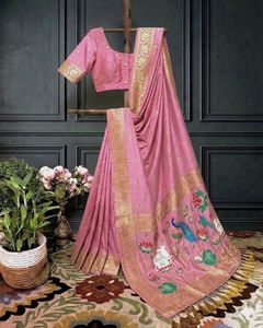 Le sari en soie douce présente des motifs complexes de lotus et de vache de style Pichwai sur le pallu. - Product Image 3