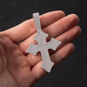 Pendentif Croix en Argent 925 et Moissanite, Micro-Pavé, Luxe, Unisexe, Bijou Religieux Chrétien, Idéal au Quotidien - Product Image 2