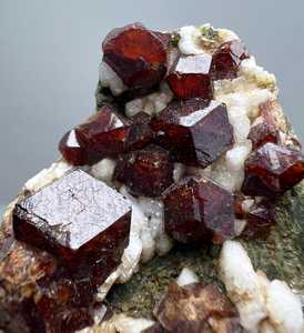 Spécimen de cristaux de grenat entièrement terminés provenant de Laghman, Afghanistan, minéral naturel, pierre précieuse de collection pour exposition - Product Image 3