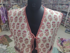 Chaleco Acolchado Floral para Mujer, Chaqueta sin Mangas con Cuello en V y Bolsillos, Estilo Primavera en Algodón Tejido, REGALO PARA ELLA - Product Image 4