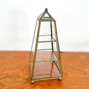 Organisateur de bijoux en forme de pyramide dorée avec étagères en verre et structure métallique pour le rangement des colliers et des bagues - Product Image 6