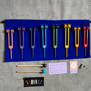 Ensemble de 8 diapasons lestés colorés pour chakras, thérapie sonore par fréquences Hz + pierres de cristal et semi-précieuses. - Product Image 1