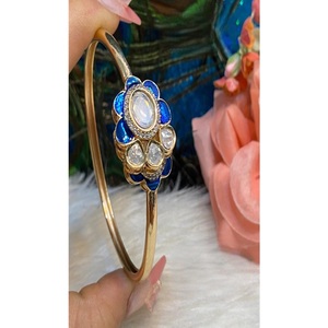 กำไลข้อมือทองชุบคุณภาพดีเยี่ยมประดับด้วยหินคุณภาพสูง ดีไซน์สวยงามทันสมัยสำหรับสาวๆ เหมาะสำหรับใส่ไปงานปาร์ตี้สำหรับผู้หญิง - Product Image 1