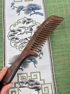 Peine de madera de sándalo negro natural de gran venta para mujer, peine de masaje de ébano con etiqueta privada - Product Image 3