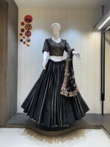 Conjunto de Chaniya Choli de Seda Romana Premium con Bordado Elaborado, Diseño Étnico para Navratri, Bodas y Fiestas - Product Image 1