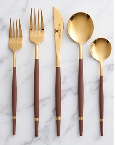Ensemble de couverts plaqués or de luxe avec design moderne, manche brun, passe au lave-vaisselle, pour mariage, fête et restaurant. - Product Image 1