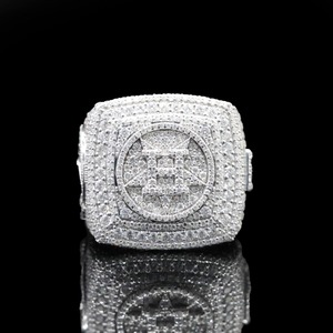 Bague de roi en moissanite royale plaquée rhodium avec sertissage en canal, bague de luxe hip-hop en diamant pour homme - Product Image 1