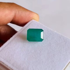 มรกตทรงเหลี่ยมธรรมชาติ 6.97 กะรัต คุณภาพดี สีเขียวสวยงาม ขัดเงาอย่างดี เหมาะสำหรับทำเครื่องประดับทุกชนิด - Product Image 4