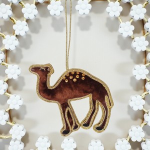Adorno Decorativo de Camello con Bordado de Hilo Metálico y Perlas para Colgar en la Pared, Ideal para Decoración del Hogar, Oficina y Fiestas - Product Image 1