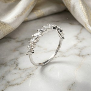 Anillo de Diamantes Minimalista con Engaste de Media Eternidad en Zigzag y Corte Baguette de 0.50CTW - Product Image 2
