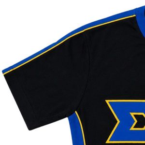เสื้อเชิ้ตพรีเมียมสีดำ น้ำเงิน ทอง ตราสัญลักษณ์ซิกมาแกมมาโร แขนสั้น คอกลม ลายกรีก ตัดเย็บด้วยผ้าสีตัดกัน สไตล์ลำลองสำหรับกลุ่มพี่น้อง - Product Image 3