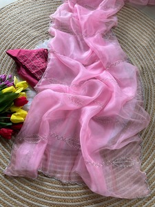 ผ้าไหมออร์แกนซ่าเนื้อนุ่มบริสุทธิ์ ชุดส่าหรีงานแต่งงานแบบดั้งเดิม งานปักมุกสุดวิจิตร งานฝีมือประณีต ไม่ยับ ซึมซับความชื้น ตัดเย็บสำเร็จพร้อมใส่ - Product Image 3