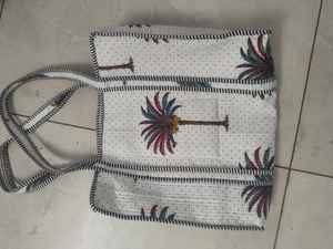 กระเป๋าโท้ทผ้าส่าหรีรีไซเคิลลายมอทีฟสีดำงานแฮนด์เมด  แบบควิลท์  สะพายไหล่สไตล์โบโฮ  กระเป๋าถือแบบสองด้าน  กระเป๋าถือสไตล์ชาติพันธุ์ที่ยั่งยืน  ทนทาน - Product Image 2