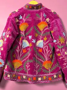 Veste en velours Suzani écologique, vintage, faite à la main, brodée, style bohème, à motifs floraux, veste de style statement - Product Image 4