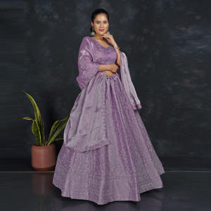 Ensemble Lehenga Choli de créateur avec dupatta, broderie lourde et travail de sequins, idéal pour les fêtes et les mariages - Product Image 3