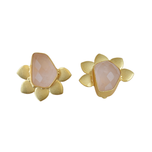 Pendientes de botón florales de latón hechos a mano con cuarzo rosa semiprecioso y chapado en oro de 18 quilates, ligeros, de Laxmi Jewellers LJ 1468 - Product Image 2