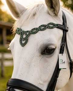 Accesorios de cuero personalizados al por mayor para cabezadas de caballo: Diadema de lujo con nudo celta ondulado, cristales verdes y blancos, y pedrería. - Product Image 1