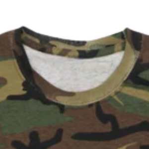 Camiseta de camuflaje AKA verde y marrón con cuello redondo y manga corta con diseño de letras rosas y verdes para mujer - Product Image 3