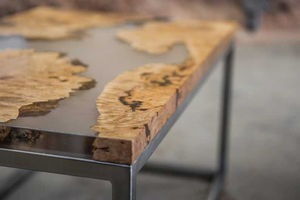 Table basse en bois massif à bord naturel avec résine époxy industrielle pour salon ou décoration intérieure - Product Image 4