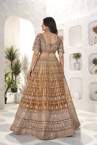 Ensemble Lehenga Choli semi-couturié de style ethnique indien pour femme, avec dupatta à bordure en dentelle filet, en matériaux recyclés, idéal pour les mariages - Product Image 5